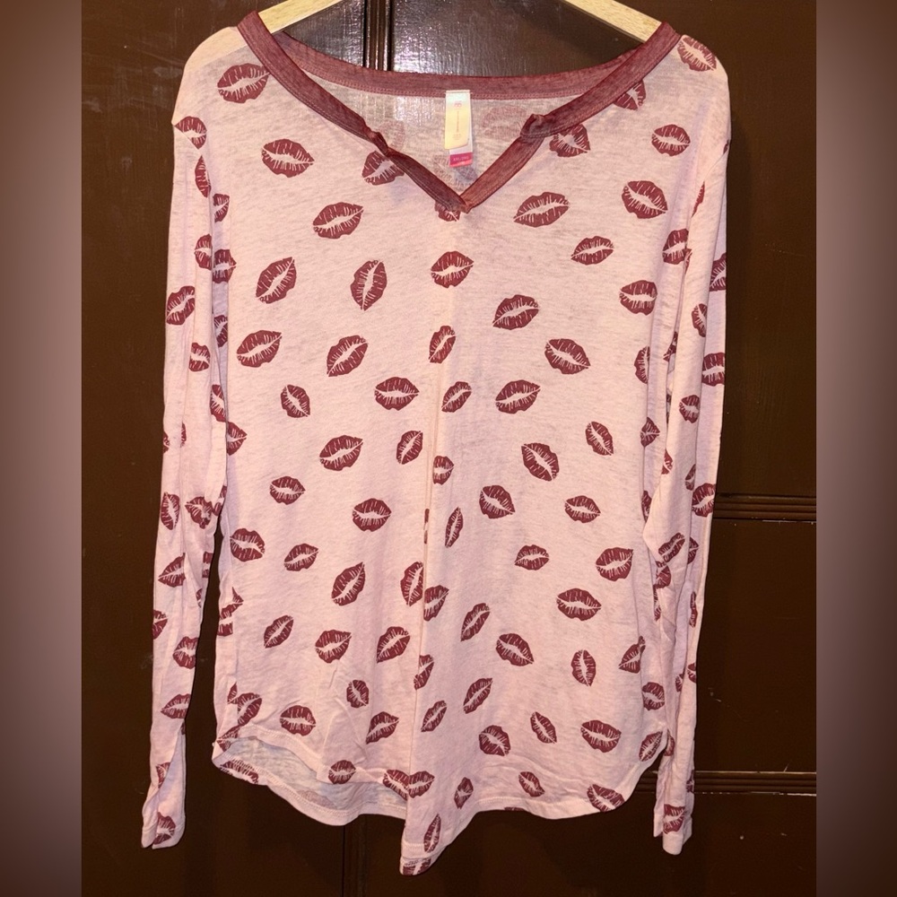 No Boundaries Lip Print Long Sleeve Top | Burgundy & Pink | XXL / 2X